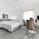 Διαμέρισμα Martom 1 *