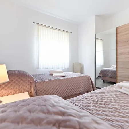 Martom 1 Apartment