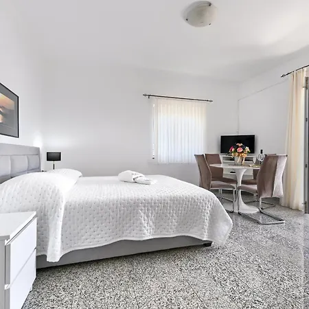 Martom 1 Apartment *