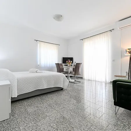 Apartment Martom 1