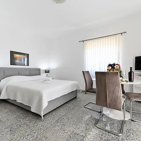 Apartment Martom 1 *