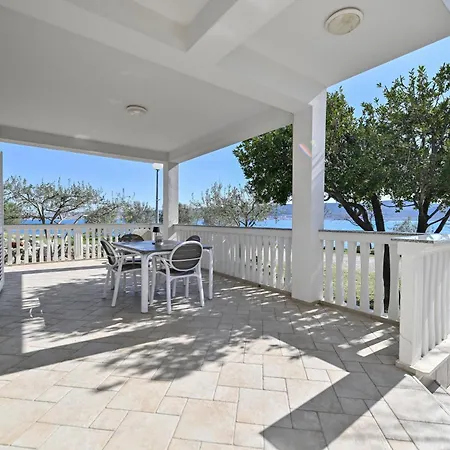 Apartment Martom 1 *